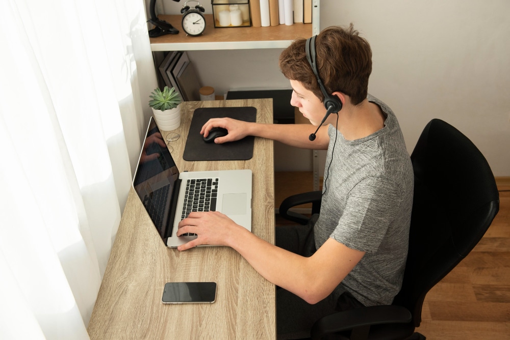 Personne en train de travailler en télétravail