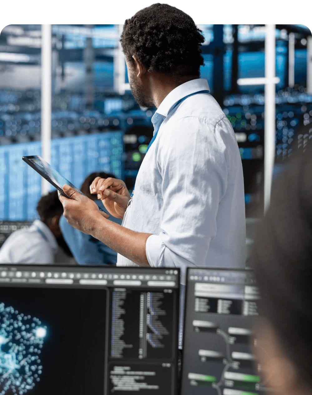 Technicien en environnement informatique supervisant des systèmes et serveurs dans un centre de données.
