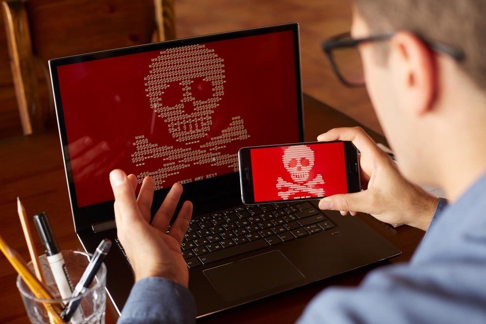 Ordinateur et smartphone bloqués par un ransomware affichant une demande de rançon