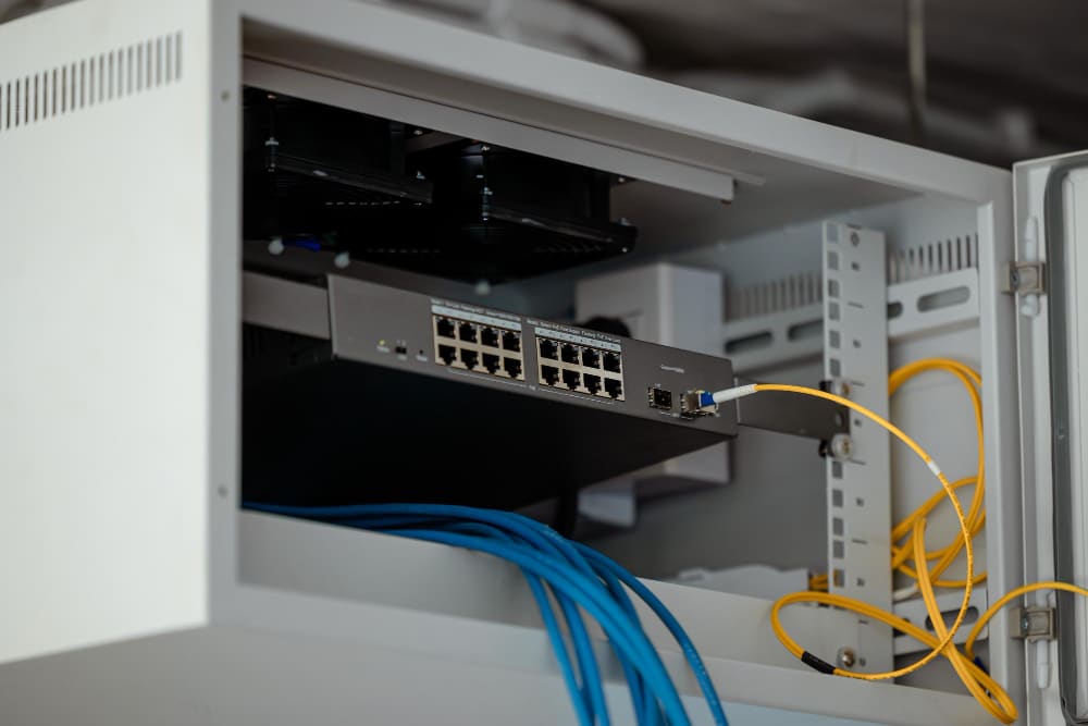 Baie réseau d’une PME avec switch et câbles, examinée lors d’un audit de sécurité informatique