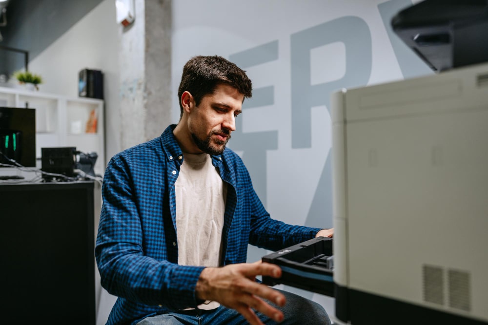 Collaborateur intervenant sur le matériel informatique d'un bureau de PME